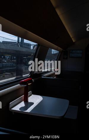 Vagone di un treno ad alta velocità (TGV) nella stazione ferroviaria di Tolosa Matabiau nel dipartimento dell'alta Garonna nella regione francese dell'Occitania, sulla 15 A. Foto Stock