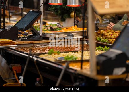 Budapest, Ungheria - 15 novembre 2024: Street Food Stall. Mercatino di Natale di piazza Vorosmarty. Foto Stock