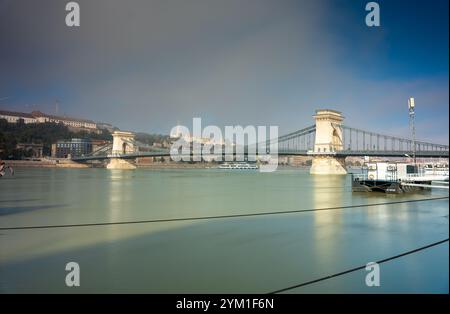 Budapest, Ungheria - 7 ottobre 2024: Il Ponte delle catene di Budapest, coperto dalla tranquilla nebbia mattutina. Foto Stock