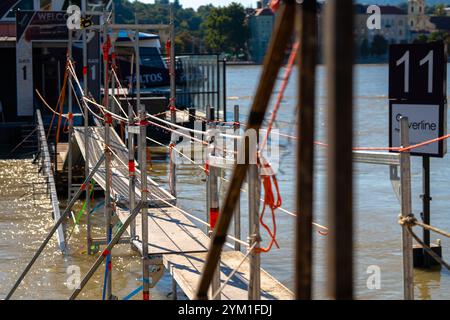Budapest, Ungheria - 22 settembre 2024: Ponte improvvisato sulla nave ormeggiata durante le inondazioni di Budapest. Foto Stock