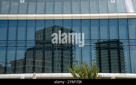 Budapest, Ungheria - 24 agosto 2024: Architettura contemporanea: Riflessi del grattacielo nel vetro di un nuovo edificio. Foto Stock