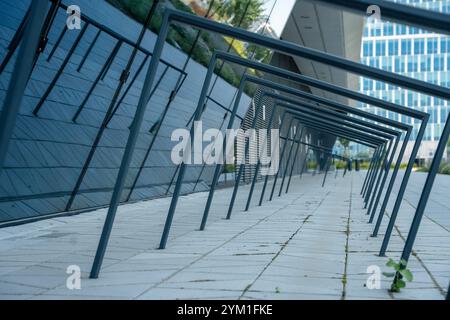 Budapest, Ungheria - 24 agosto 2024: Riflessi geometrici nelle finestre dei portabiciclette vuoti. Foto Stock