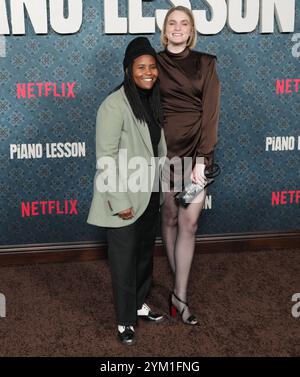 Los Angeles, Stati Uniti. 19 novembre 2024. (L-R) Katia Washington e Colleen Washington alla prima LEZIONE DI PIANOFORTE di Netflix tenutasi presso l'Egyptian Theater di Hollywood, CA il martedì, 19 novembre 2024. (Foto di Sthanlee B. Mirador/Sipa USA) credito: SIPA USA/Alamy Live News Foto Stock