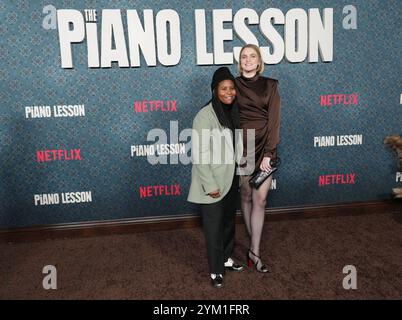 (L-R) Katia Washington e Colleen Washington alla prima LEZIONE DI PIANOFORTE di Netflix tenutasi presso l'Egyptian Theater di Hollywood, CA il martedì, 19 novembre 2024. (Foto di Sthanlee B. Mirador/Sipa USA) Foto Stock