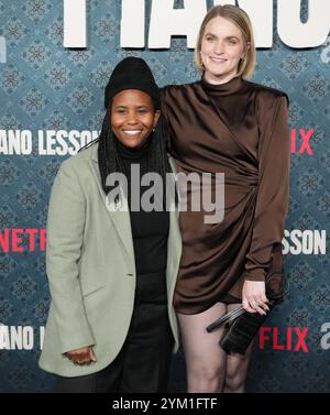 (L-R) Katia Washington e Colleen Washington alla prima LEZIONE DI PIANOFORTE di Netflix tenutasi presso l'Egyptian Theater di Hollywood, CA il martedì, 19 novembre 2024. (Foto di Sthanlee B. Mirador/Sipa USA) Foto Stock