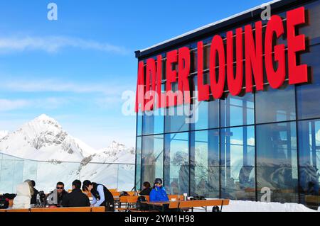 Il più alto ristorante gorumet dell'Austria, l'Adler Lounge, offre una vista panoramica mozzafiato su oltre 60 3000 metri di montagna innevata vicino a Grossgl Foto Stock