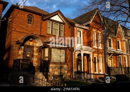 Edificio residenziale a Toronto, capitale economica del Canada, nella provincia dell'Ontario, il 19 aprile 2023. Maison batiment d Habitation a Toronto CA Foto Stock