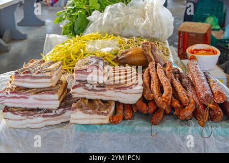 Lastre affumicate di pancetta salsicce secche di carne di Delicatessen al mercato agricolo Foto Stock