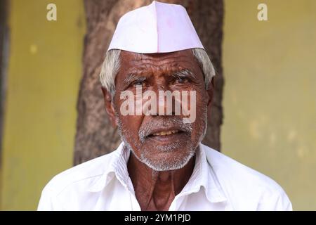 Ritratto di un uomo anziano che indossa un berretto Nehru, a Dhule, Maharashtra, India Foto Stock