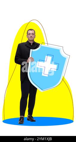 Collage d'arte contemporanea. Uomo in tuta formale in piedi con scudo blu con croce medica, che rappresenta l'assicurazione sanitaria. Foto Stock