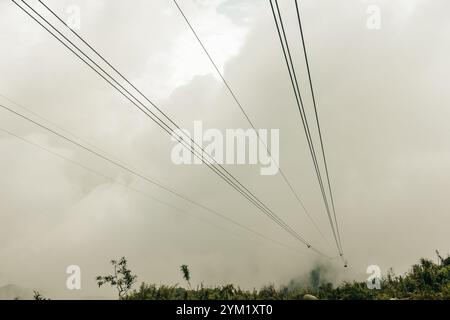 Sapa, Vietnam - 28 marzo 2024: Funivia sul monte Fansipan, città di Sapa, Vietnam. Foto di alta qualità Foto Stock