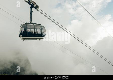 Sapa, Vietnam - 28 marzo 2024: Funivia sul monte Fansipan, città di Sapa, Vietnam. Foto di alta qualità Foto Stock