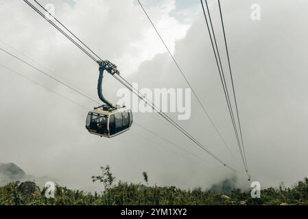 Sapa, Vietnam - 28 marzo 2024: Funivia sul monte Fansipan, città di Sapa, Vietnam. Foto di alta qualità Foto Stock