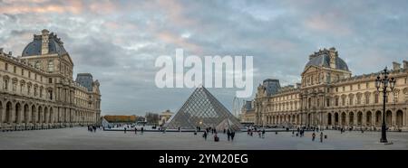 Parigi, Francia - 11 16 2024: Vista panoramica della piramide del Louvre, degli edifici del museo del Louvre, del cortile di Napoleone e dell'Arco di Trionfo del Carrousel Foto Stock