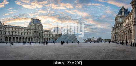 Parigi, Francia - 11 16 2024: Vista panoramica della piramide del Louvre, degli edifici del museo del Louvre, del cortile di Napoleone e dell'Arco di Trionfo del Carrousel Foto Stock