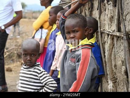 VILLAGGIO VICINO A NAIROBI, KENYA - 14 NOVEMBRE 2022: Bambini africani della tribù Masai, Kenya, Africa Foto Stock