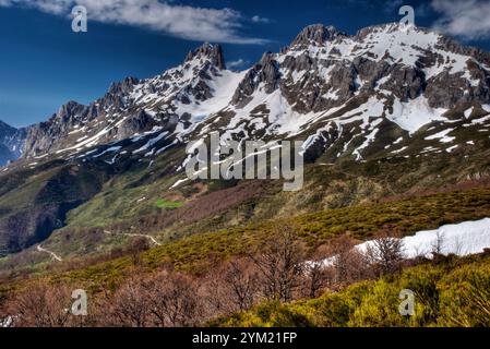 Torre del Friero, Torre del Hoyo de Liordes e Torre Salinas. Parco nazionale Picos de Europa. Provincia di Leon. Castilla y Leon. Spagna. Foto Stock