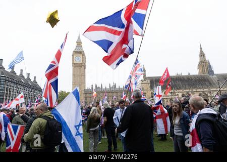 I sostenitori di Tommy Robinson si riuniscono e marciano per la loro manifestazione Unite the Kingdom nel centro di Londra. Foto Stock