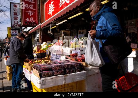 Uomo che acquista frutta e verdura in un negozio a Chinatown, a Toronto, capitale economica del Canada, nella provincia dell'Ontario, il 19 aprile 2023. Homme qui ach Foto Stock