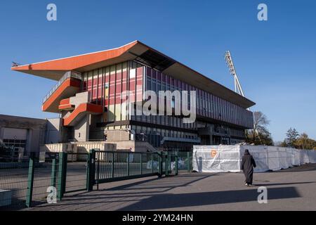 Die Abrissarbeiten an der Haupttribüne am Stadion im Friedrich-Ludwig-Jahn-Sportpark a Berlin-Prenzlauer Berg gehen weiter. Trotz Widerstand von Architekten und Anwohnern, beschloss der Berliner Senat den Abriss des Stadions und einen Neubau. / Proseguono i lavori di demolizione sullo stand principale dello stadio Friedrich-Ludwig-Jahn-Sportpark di Berlino-Prenzlauer Berg. Nonostante l'opposizione di architetti e residenti, il Senato di Berlino decise di demolire lo stadio e costruirne uno nuovo. Friedrich-Ludwig-Jahn-Sportpark - Abrissarbeiten **** lavori di demolizione sullo stand principale dello stadio di Friedri Foto Stock