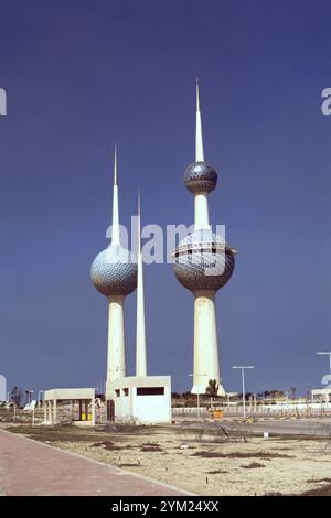 Prima guerra del Golfo: 11 marzo 1991 le iconiche torri del Kuwait a Kuwait City. Il trio di torri fu costruito nel 1979 e subì solo lievi danni durante la guerra con l'Iraq. Foto Stock