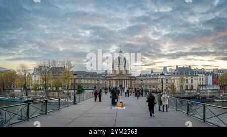 Parigi, Francia - 11 16 2024: Vista dell'Institut de France dal Pont des Arts con turisti in giro in autunno Foto Stock