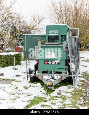 Un generatore diesel di emergenza fornisce energia elettrica alle case del West Yorkshire dopo un'interruzione di corrente. Foto Stock