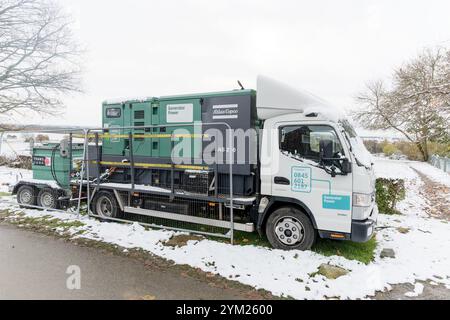 Un generatore diesel di emergenza fornisce energia elettrica alle case del West Yorkshire dopo un'interruzione di corrente. Foto Stock