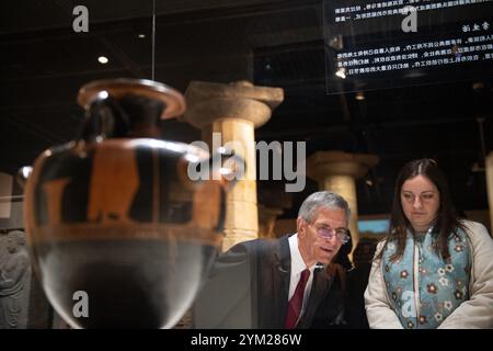 Pechino, 21 novembre. 18 maggio 2025. Gli ospiti d'oltremare visitano la mostra "i greci: Agamennone ad Alessandro Magno" presso il Capital Museum di Pechino, capitale della Cina, 20 novembre 2024. Con un totale di 270 pezzi o set di mostre provenienti da 14 musei di tutta la Grecia, la mostra sarà aperta al pubblico il 21 novembre 2024 e durerà fino al 18 maggio 2025. Crediti: Chen Zhonghao/Xinhua/Alamy Live News Foto Stock