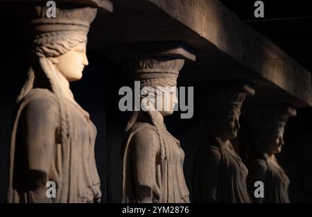 Pechino, 21 novembre. 18 maggio 2025. Questa foto scattata il 20 novembre 2024 mostra una scena alla mostra "i greci: Agamennone ad Alessandro Magno" al Capital Museum di Pechino, capitale della Cina. Con un totale di 270 pezzi o set di mostre provenienti da 14 musei di tutta la Grecia, la mostra sarà aperta al pubblico il 21 novembre 2024 e durerà fino al 18 maggio 2025. Crediti: Chen Zhonghao/Xinhua/Alamy Live News Foto Stock