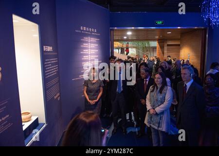 Pechino, 21 novembre. 18 maggio 2025. Gli ospiti d'oltremare visitano la mostra "i greci: Agamennone ad Alessandro Magno" presso il Capital Museum di Pechino, capitale della Cina, 20 novembre 2024. Con un totale di 270 pezzi o set di mostre provenienti da 14 musei di tutta la Grecia, la mostra sarà aperta al pubblico il 21 novembre 2024 e durerà fino al 18 maggio 2025. Crediti: Chen Zhonghao/Xinhua/Alamy Live News Foto Stock