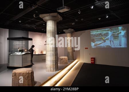 Pechino, 21 novembre. 18 maggio 2025. Questa foto scattata il 20 novembre 2024 mostra una scena alla mostra "i greci: Agamennone ad Alessandro Magno" al Capital Museum di Pechino, capitale della Cina. Con un totale di 270 pezzi o set di mostre provenienti da 14 musei di tutta la Grecia, la mostra sarà aperta al pubblico il 21 novembre 2024 e durerà fino al 18 maggio 2025. Crediti: Chen Zhonghao/Xinhua/Alamy Live News Foto Stock