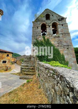 Campanile della chiesa. Aldea de Ebro, Cantabria, Spagna. Foto Stock