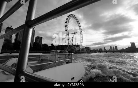 Una vista del London Eye da una barca Uber con la Thames Clipper che viaggia verso est sul fiume Tamigi Foto Stock