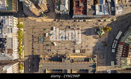 Vista dalla parte superiore della piazza centrale di Cracovia con il drone. Rynek Glowny con il municipio, Sukiennice e la basilica di Santa Maria Foto Stock