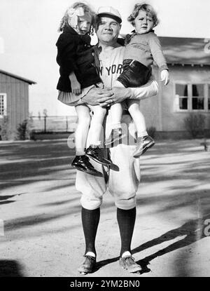 Babe Ruth con due fan durante la produzione di Unversals Christy Walsh All America Sport Reels - 1932 Foto Stock