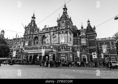 Amsterdam, NL - 12 ottobre 2021: Lo Stadsschouwburg è un edificio teatrale presso la Leidseplein di Amsterdam, Paesi Bassi. Foto Stock