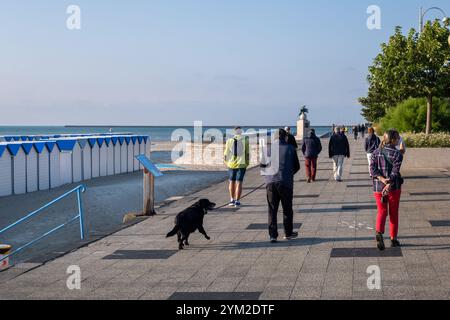 Boulogne-sur-Mer, FR - 23 settembre 2024: Persone che camminano lungo il lungomare di Boulogne Foto Stock