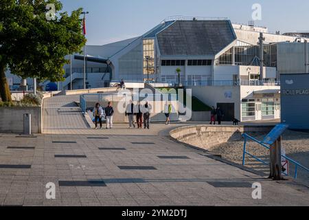 Boulogne-sur-Mer, FR - 23 settembre 2024: Facciata dell'acquario Nausicaa Foto Stock