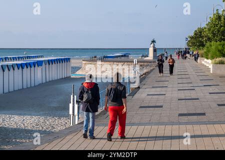 Boulogne-sur-Mer, FR - 23 settembre 2024: Persone che camminano lungo il lungomare di Boulogne Foto Stock