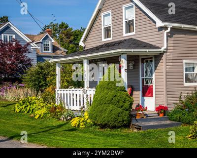 Case nel pittoresco villaggio di Beddeck sui laghi Bras d'Or. Sull'isola di Cape Breton in nuova Scozia, Canada Foto Stock