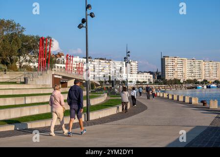 Boulogne-sur-Mer, FR - 23 settembre 2024: Persone che camminano lungo il lungomare di Boulogne Foto Stock