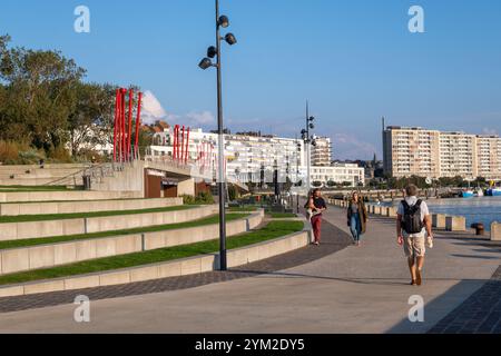 Boulogne-sur-Mer, FR - 23 settembre 2024: Persone che camminano lungo il lungomare di Boulogne Foto Stock