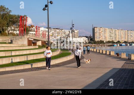 Boulogne-sur-Mer, FR - 23 settembre 2024: Persone che camminano lungo il lungomare di Boulogne Foto Stock