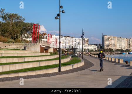 Boulogne-sur-Mer, FR - 23 settembre 2024: Persone che camminano lungo il lungomare di Boulogne Foto Stock