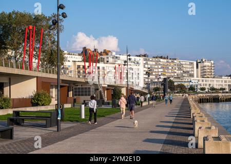 Boulogne-sur-Mer, FR - 23 settembre 2024: Persone che camminano lungo il lungomare di Boulogne Foto Stock