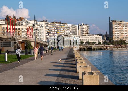 Boulogne-sur-Mer, FR - 23 settembre 2024: Persone che camminano lungo il lungomare di Boulogne Foto Stock