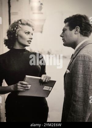 Marcello Mastroianni con la star italiana Sophia Loren sul set di Lucky to Be A Woman 1955 Foto Stock