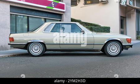 Urnieta, Spagna - 5 ottobre 2024: 1980 Mercedes-Benz 450SLC (C107, coupé) per le strade della città Foto Stock