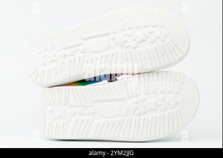 Coppia di suola bianca sotto la vista isolata sullo sfondo dello studio Foto Stock